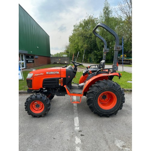 Kubota B3030 Compact Utility Tractor 4WD