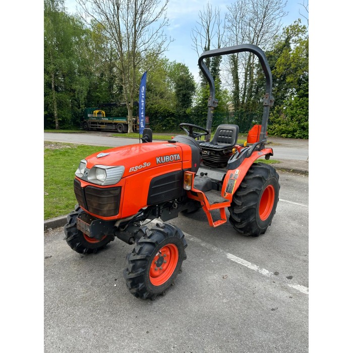 Kubota B3030 Compact Utility Tractor 4WD