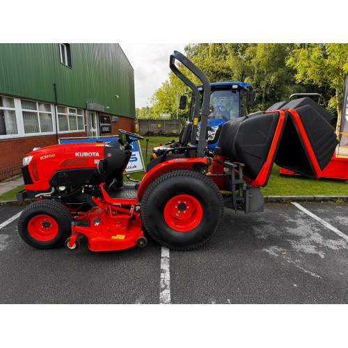 Kubota B3150 4WD 31HP Hydrostatic Compact Tractor with 60" Mid-mounted deck and rear collector